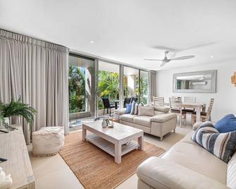 Noosa Dreaming in Luxury Beachside Resort - Noosa Heads - Living room