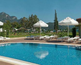 Marmaris Resort Deluxe - Hisarönü - בריכה