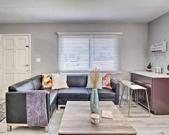 Contemporary 2 BR House w/ Yard, near Balboa & DT. - National City - Sala de estar