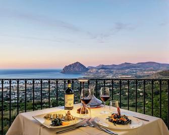 Hotel Venere di Erice Resort & Spa - Valderice - Balcón