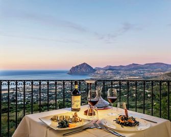 Hotel Venere Di Erice Resort E Spa - Valderice - Balcón