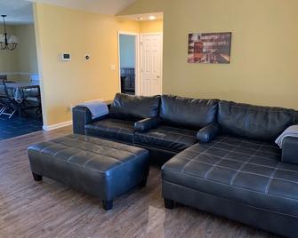 Restful Bourbon Trail Lodge with Pool and Hot Tub - Lawrenceburg - Living room