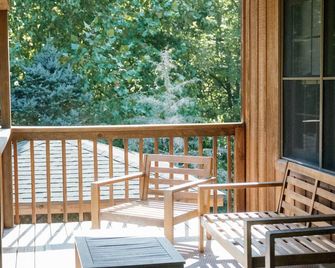 Houston Lodge, 5BR Lodge with a large covered porch and a great view - Logan - Balcon