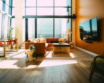 New Pause Penthouse Lofts - Downtown - Free Parking - Halifax - Wohnzimmer