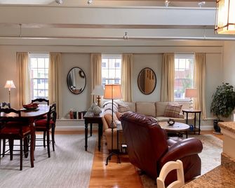Beautifully Renovated Downtown Luxury Condo, a block from the rock! - Plymouth - Living room
