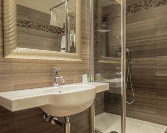 Rome Airport Hotel Fiumicino - Fiumicino - Bathroom