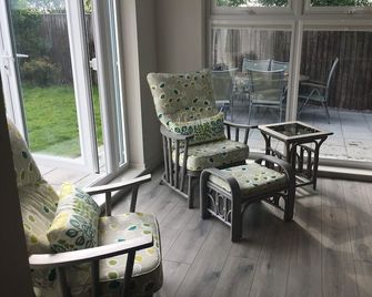 Seaways Holiday Cottage - 3 bed, 2 bath, dog friendly bungalow near beach - Mablethorpe - Patio