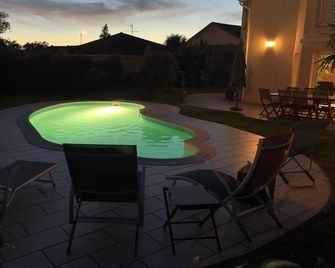 quiet studio bathroom kitchen wc swimming pool & parking - Viriat - Pool