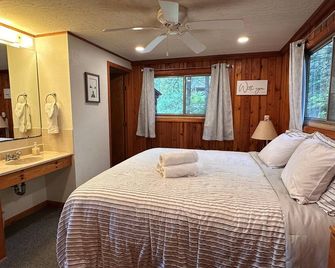 Shady Rest Cabin #8, 3bd, Sunset Views, Beach, Pets Welcome, Swimming, Firepit - Rhinelander - Bedroom