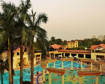 Lake Land Country Club Residency - Kolkata - Pool