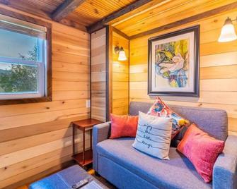 Magnolia Tiny Home - Hot Tub and Mountain Views - Trenton - Living room