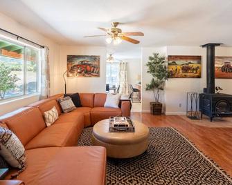 Stylish Country Cowboy Home with Hot Tub on 20 Acres - Borrego Springs - Living room