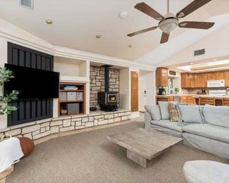 New! Evcharger 2 Bedroom Nearynp - Midpines - Living room