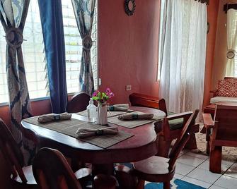 House & Terrace with Pool - La Ceiba - Comedor