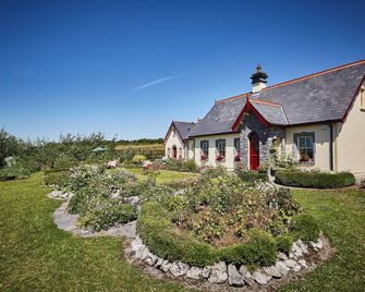 Escape to tranquil luxury near The Cliffs of Moher ,Co Clare. - Ennis - Building