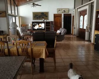 Safe secure Mountain Home w/pool+views - Desmonte - Sala de estar