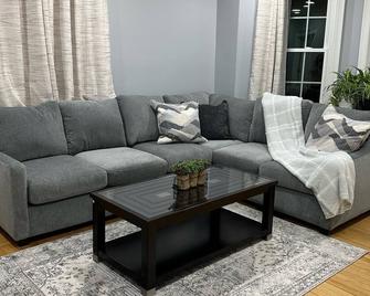 Cute North End Retreat - Manchester - Living room