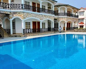 Dip Holidays - Shānti Niketan - Pool