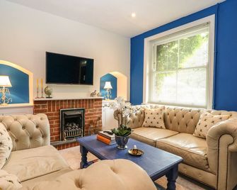 1 Foresters Rest, Romantic, With A Garden In Selborne - Alton - Living room
