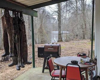 Family/pet-friendly, secluded lodge w/ fishing! - Star City - Patio
