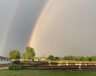 Barn home 4bd 3ba - Geneseo - Вигляд зовні