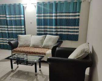 This is 3 BHK Flat situated in Aryavarta complex, beautiful, clean & secured. - Nashik - Living room