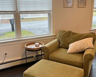 5 Star Accomodations - Less than a mile to Monument Beach - Bourne - Living room