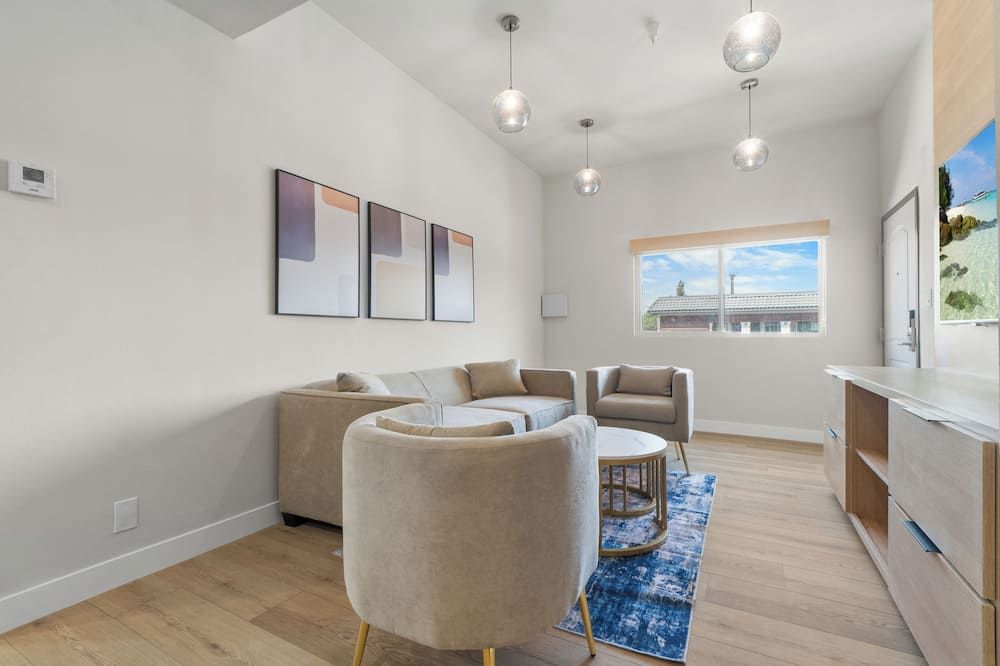 Aspire Inn Studios & Spas - Bellflower - Huiskamer