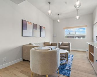 Aspire Inn Studios & Spas - Bellflower - Huiskamer