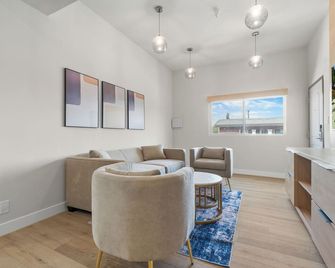 Aspire Inn Studios & Spas - Bellflower - Huiskamer