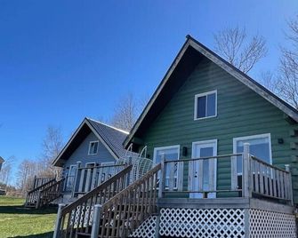 Serene Cove Retreat Green Cottage-overseeing beautiful Montague River and and peaceful harbor - Montague - Edificio