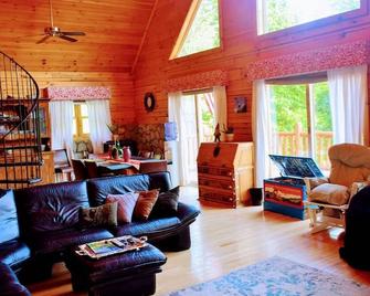 Mountain Bliss: Spacious Retreat Near Killington, 5 Br, 3 Ba Hot tub Sleeps 15 - Rochester - Living room