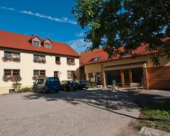 Cozy vacation apartment (63m2) in the heart of Franconia for up to 6 people - Markt Taschendorf - Gebäude