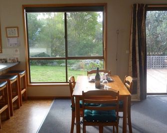 Spring Beach Cottage - Orford - Comedor