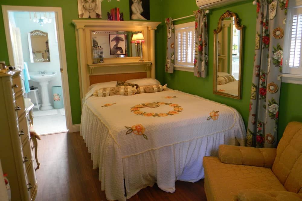 Kool, Retro Chic is what comes to mind when describing this unique Hideaway! - Belle Vernon - Schlafzimmer