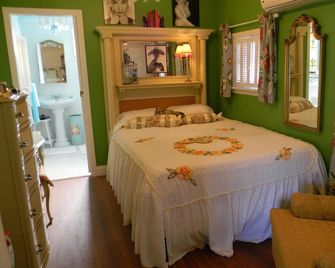 Kool, Retro Chic is what comes to mind when describing this unique Hideaway! - Belle Vernon - Schlafzimmer