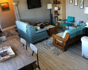 Dwntwn Houghton Oasis-Pvt prkg,1/2 blk from Mainstreet, 1.5 blk from waterfront. - Houghton - Wohnzimmer