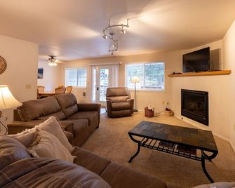 Walkable Wallowa Lake Condo w/ Deck & Views - Joseph - Sala de estar