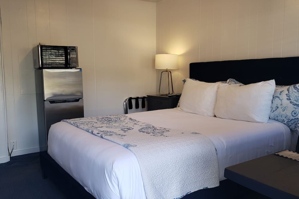 Bedroom view of Cozy Mountain Motel 