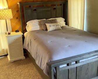 Cozy Cabin With Hot Tub Near River - James Town - Slaapkamer