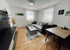 Luxuriöses und modernes Apartment zum Wohlfühlen - Zirl - Huiskamer