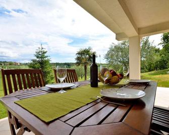 Apartment with large terrace and garden for 4 people in Vižinada - Vižinada - Patio