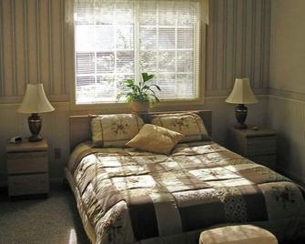 D&E Digs / Relax in the Woods Under Starlit Skies - Mariposa - Bedroom