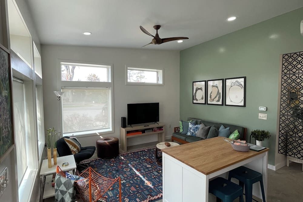 Suite at the Watertower - 10 min walk to PSU campus and Downtown State College! - State College - Living room