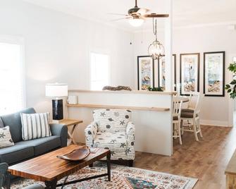 Prime Location,10 Guests, Front Porch, Back Yard, Modern Appliances/Tvs - Ocean Springs - Living room