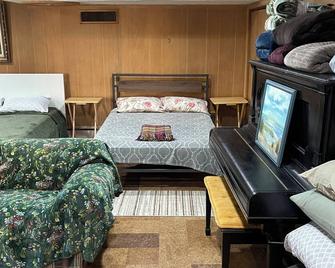 Two Double Beds, Bathroom, Shower, Fridge, Mw, Tv, Wifi - 64. - Silver Spring