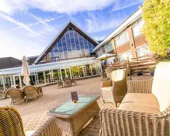 Cedar Court Hotel Huddersfield - Huddersfield - Patio