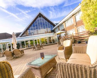 سيدار كورت هودرزفيلد - هدرسفيلد - شرفة مرصوفة