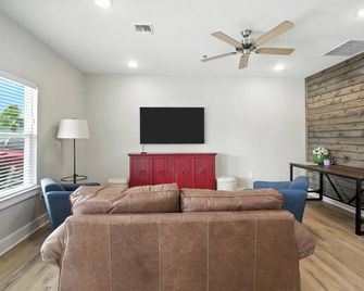 Charming Coastal 1 Bedroom Cottage in Rockport, TX - Rockport - Living room