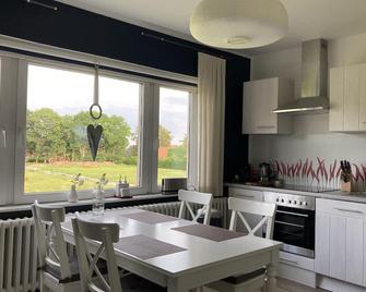 Vacation apartment directly on the Ems dyke in an idyllic location - Westoverledingen - Cocina